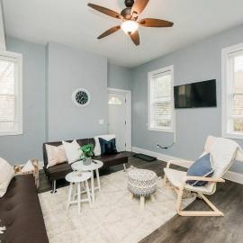 Walkable and Spacious Apt - Parking -- GroupStay, hótel í Pittsburgh