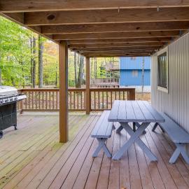 Fire Pit: Arrowhead Lake Vacation Rental!, hotelli kohteessa Pocono Lake