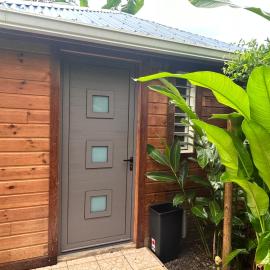 Joli bungalow fleuri, hotel in Les Abymes