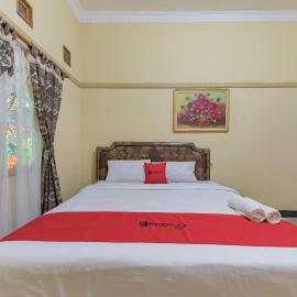 RedDoorz Syariah at Bumi Eyang Enin Homestay Tasikmalaya, hotel sa Tasikmalaya
