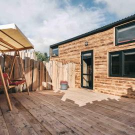 Idyllisches Tiny House II mit Sauna โรงแรมในโลเบา