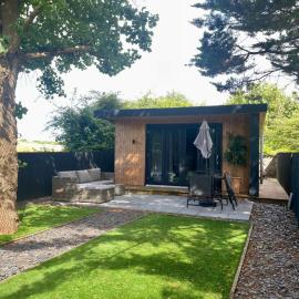 1 bedroom 1 bed cabin retreat with hot tub in Hambrook close to Bristol city centre, MOD, AXA, UWE