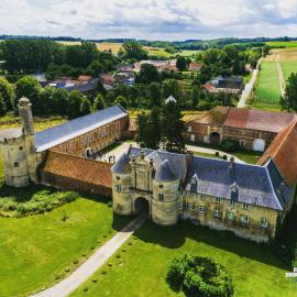 Gîte de charme avec SPA dans le magnifique château d'Esnes, hotel in Esnes