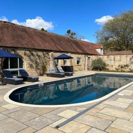 Cotswolds Cottage with Heated Pool, hotel in Bredon