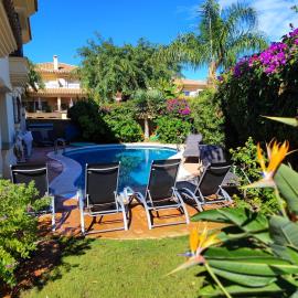 VILLA RIVIERA CON PISCINA PRIVADA JUNTO AL CAMPO DE GOLF, hotel in Mijas Costa