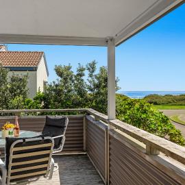 The Sun Capsule - Ohope Beach Holiday Home, hotel in Ohope Beach
