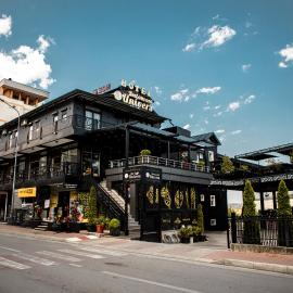 Hotel Univers، فندق في Bajram Curri