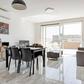 F12 Room 1, Private Room two single beds shared bathroom in shared Flat, khách sạn ở Msida