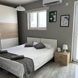 F5 Room 1, Private Double room with private bathroom and balcony in shared Flat, hotel di Msida