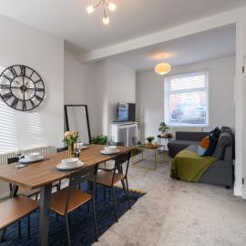 Asher Suite I Cozy 2BR I Near Gavin and Stacey Pub I Barry Town Centre I Barry Docks Train Station I Barry Island I WiFi I Parking and Easy Cardiff Access, hotel in Barry