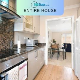 Town Center 4 Bedroom 4 bathroom Hse with Parking Slough By 360Stays, hotel in Slough