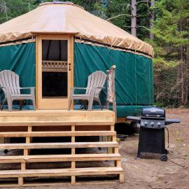 Allie Mae Yurt nestled in the woods, hotel v destinácii Brownfield