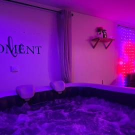 Gîte romantique avec jacuzzi privatif ambiance loveroom, hotel in Chouzy-sur-Cisse