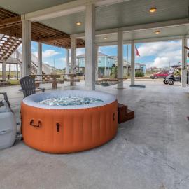 Hot Tub Near beach Coastal Retreat، فندق في Bolivar Peninsula
