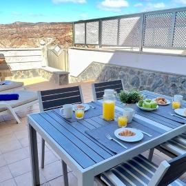Spacious House with Pool Views and BBQ, Eternal Summer Serenity, hotel din Mogán