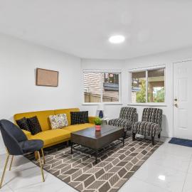 Pristine 3 Beds 2 Washroom Guest Suite، فندق في سوري