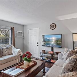 Tranquil 2BR Apt Mpls - 8073 Apt 1, hotel u gradu 'Spring Lake Park'