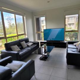 5 bedroom luxurious house in Marsden Park, hotel en Schofields