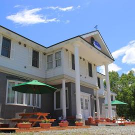guesthouse WhiteHouse which free shuttle service available in winter 冬の無料送迎有, hotel a Shimukappu