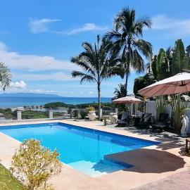 Seaview Residence Garden Room1، فندق في Binlod