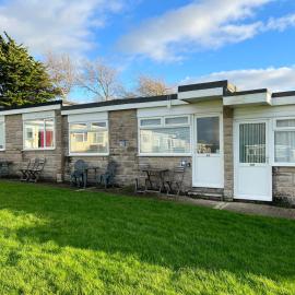 2 Bedroom Chalet SB109, Sandown Bay, Isle of Wight، فندق في Brading