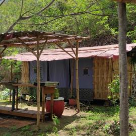 Jungle Glamping Tent Two、Malukのホテル