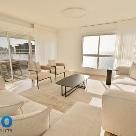 על הים, hotel in Netanya