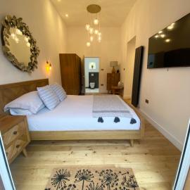 Dave & Kelz Deluxe king size studio room