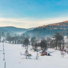 Drewniany domek pod masywem Śnieżnika, hotel a Nowa Morawa