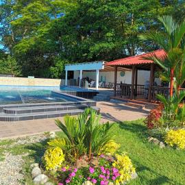 Villa Alondra Campestre 33pax Hab AC Piscina, hotel in Villavicencio