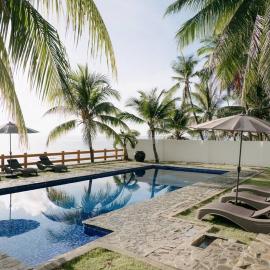 Reef Side Exclusive Beachfront House in Cebu, hotel in Catmon