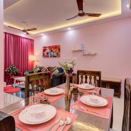 Cozy 2BHK 4km from GOI airport - 15 min to Cansaulim Beach South Goa - Swimming pool access, hotell i Dabolim