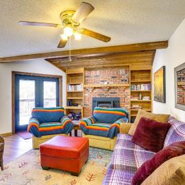 Near Trails! Sun-Drenched Durango Escape w/ View, hôtel à Durango