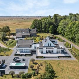 Landgoed Hermitage - Villa Minerva - XXL Zwemspa - max 16 personen, hotel i Ouddorp