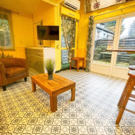 #M1 La maisonnette des 3 ponts Terrace, hotel in Saint-Égrève