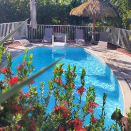 TI SOLEY Bungalow tropical avec piscine, terrasse, clim à Bouillante, hotel in Bouillante