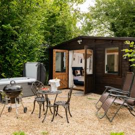 Copperbeech Hut - Romantic Hideaway with a Private Hot Tub, Hotel in Blandford Forum
