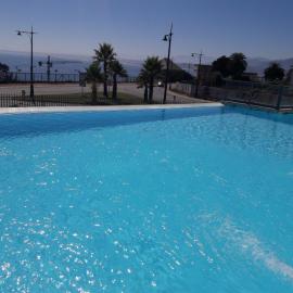 lindo depto con piscina temperada，康康的飯店