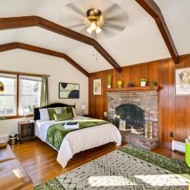 1 Mi to Downtown Salem: Studio w/ Fire Pit Access, hotel in Salem