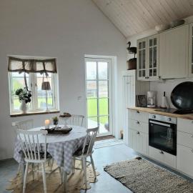 Mysigt hus i liten by nära havet, khách sạn ở Ystad