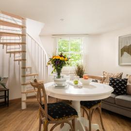 Honeycomb Treehouse in the Heart of Dorset, hotel din Blandford Forum