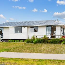 The Summer Pad - Omaha Holiday Home, Hotel in Warkworth