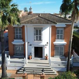 Baledy Apartments- Villa Candelaria Luxury Sevilla, viešbutis mieste Bormujos