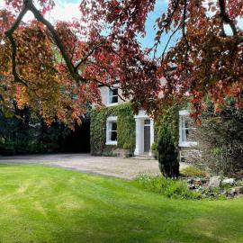 4 Bed-FreeWiFi-Sleeps 8-CarCharger