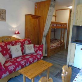 Charmant studio à Valfréjus, proche télécabine, commerces, balcon, 4 pers, animaux admis. - FR-1-561-10, отель в городе Вальфрежюс