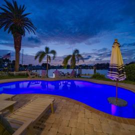 Waterfront Luxury w/ Heated Salt Pool & Golf Cart, hotel in Clearwater Beach