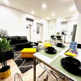 Sparsh Villas - Luxurious & Stylish 2BR PSuite, hotel en Langley
