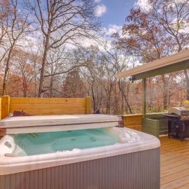 Pet-Friendly Chattanooga Cabin w/ Hot Tub & Kayaks, hotel v destinácii Chattanooga