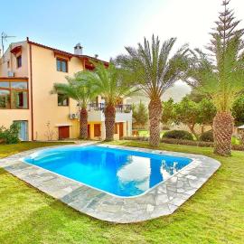 Villa Karteros with private swimming pool, hotel in Karteros