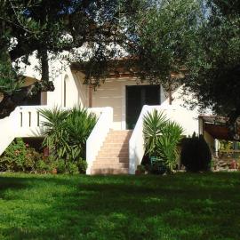 Tompras Village, hotel v mestu Paralia Demonias
